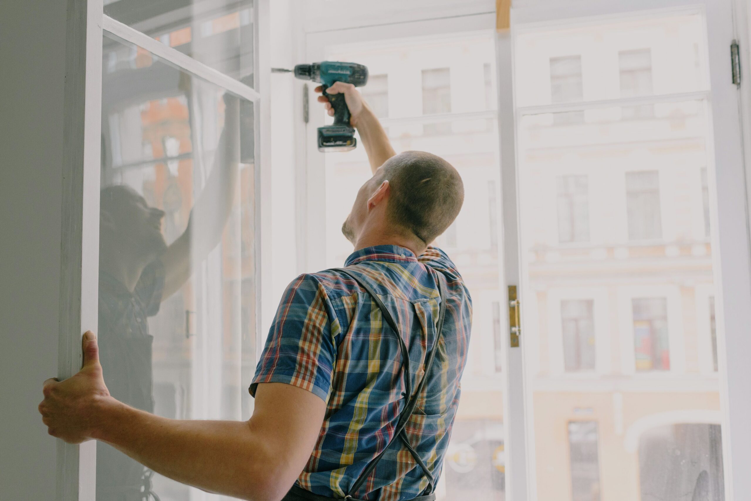 Verified handyman Glasgow fixing door lock for GenadePro client
